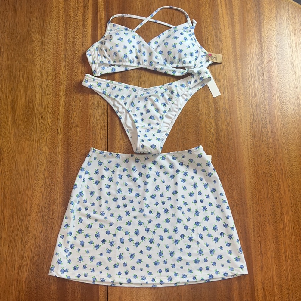 NWT 3 piece Blue Floral Bikini set, Size Medium